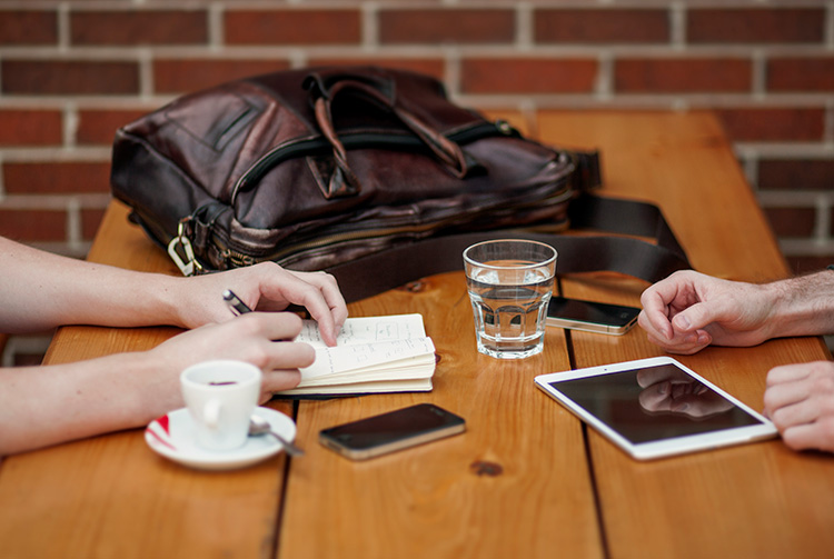 2 people having an informal meeting